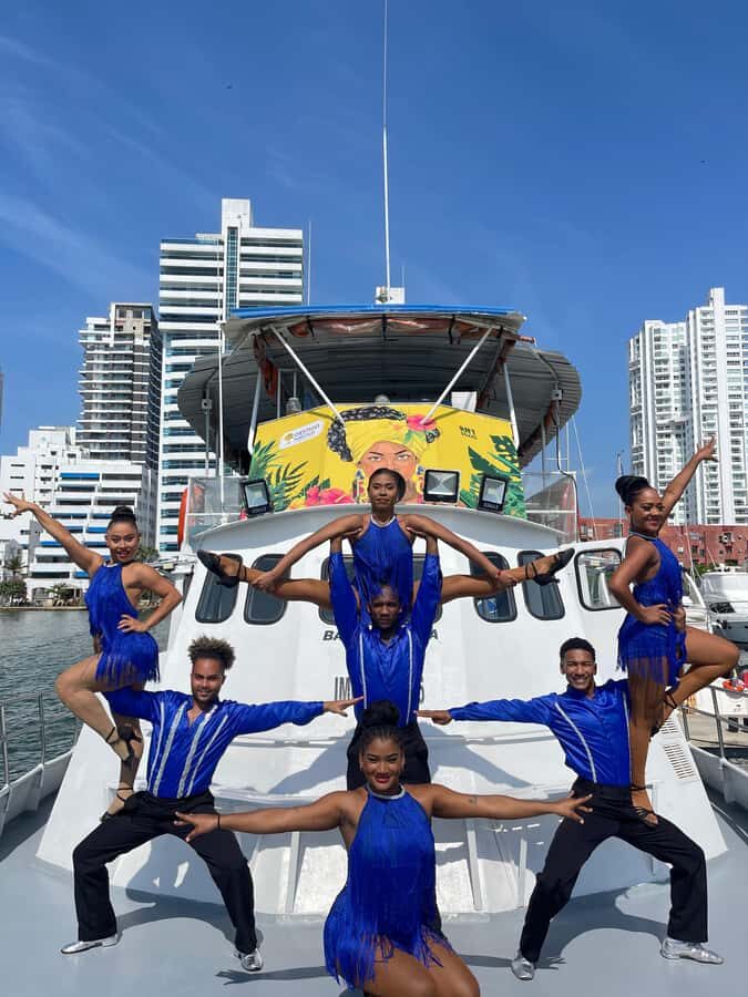 Cartagena: White Night Boat Tour with Dinner and Open Bar - Key highlights at a glance