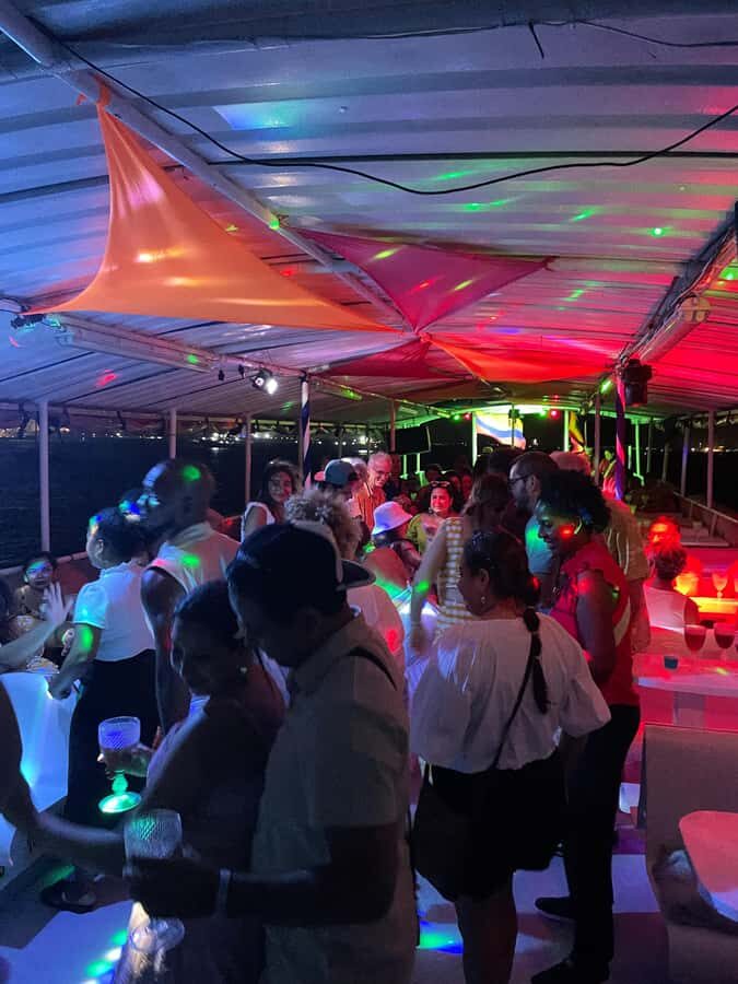 Cartagena: White Night Boat Tour with Dinner and Open Bar - Why Cartagena’s inner bay at night hits different