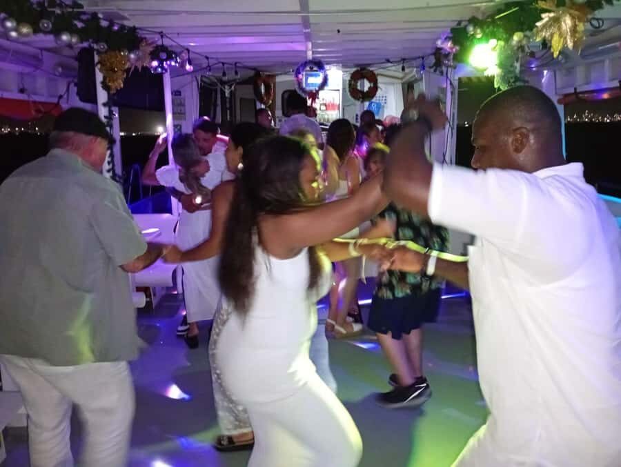 Cartagena: White Night Boat Tour with Dinner and Open Bar - Dinner on the water: set menu, quick service, and what to expect