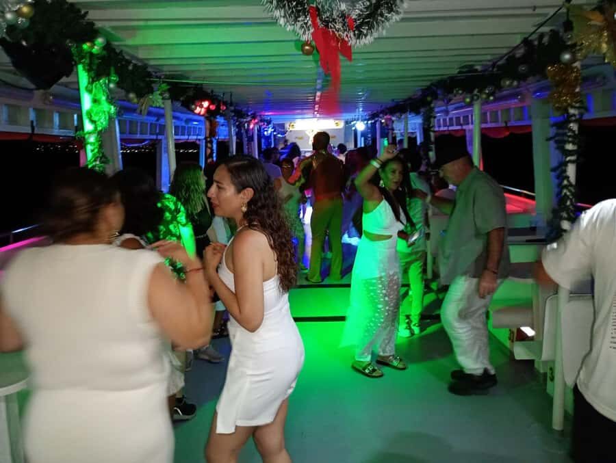 Cartagena: White Night Boat Tour with Dinner and Open Bar - Open bar reality check: national spirits, no beer, and avoiding the drink line