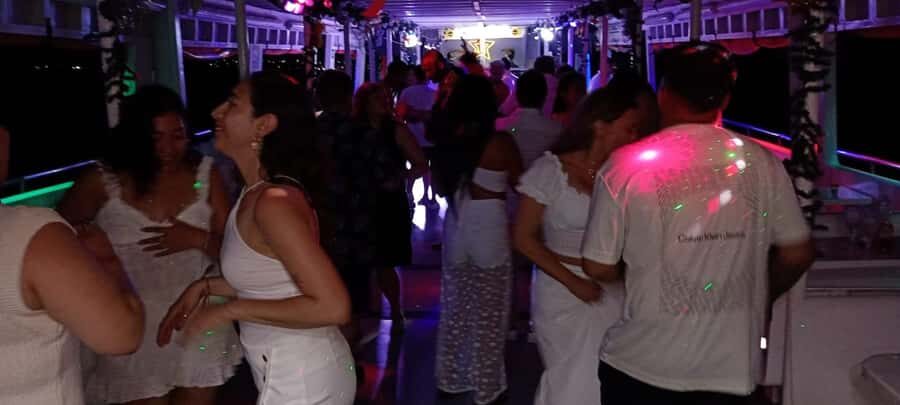 Cartagena: White Night Boat Tour with Dinner and Open Bar - Seating, group size, and comfort on shared tables
