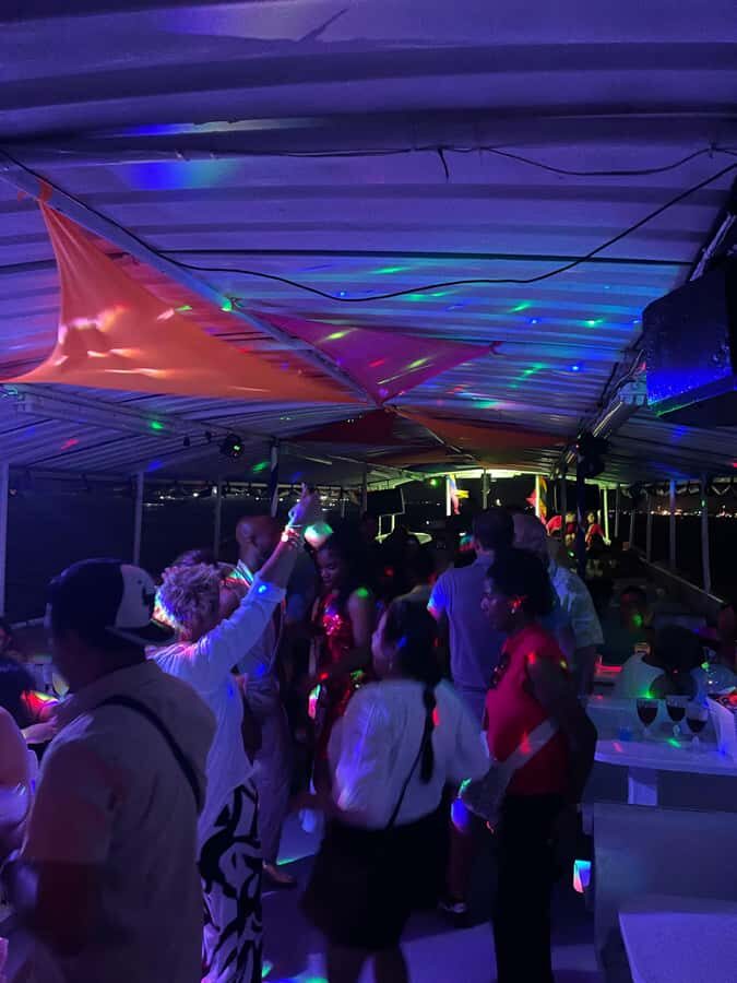 Cartagena: White Night Boat Tour with Dinner and Open Bar - Getting on board: Muelle de la Bodeguita door 4 and the cash dock fee