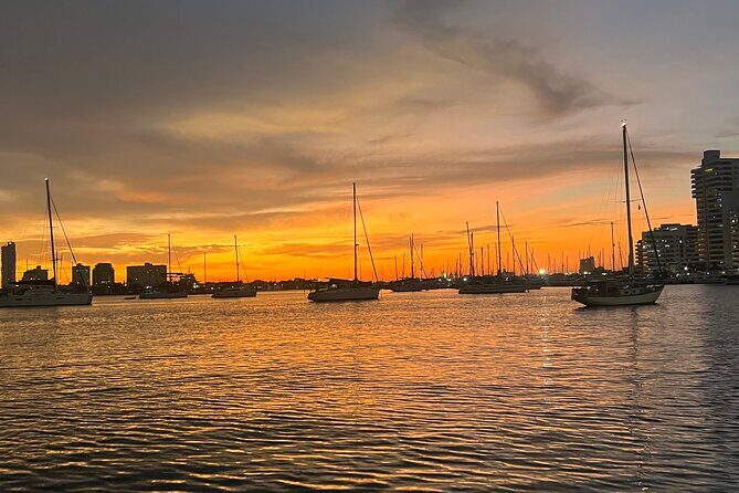 Cartagena:Sunset boat party Caribbean restaurant and Gethsemane tour - Centro Histórico after the cruise: squares and nightlife access