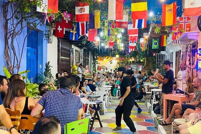 Cartagena:Sunset boat party Caribbean restaurant and Gethsemane tour - Bahía de Cartagena de Indias at sunset: your “wow” moment
