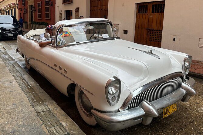 City tour by antique vehicle, luxury experience in Cartagena - What you’ll actually see: colonial streets, balconies, and Trinity Square