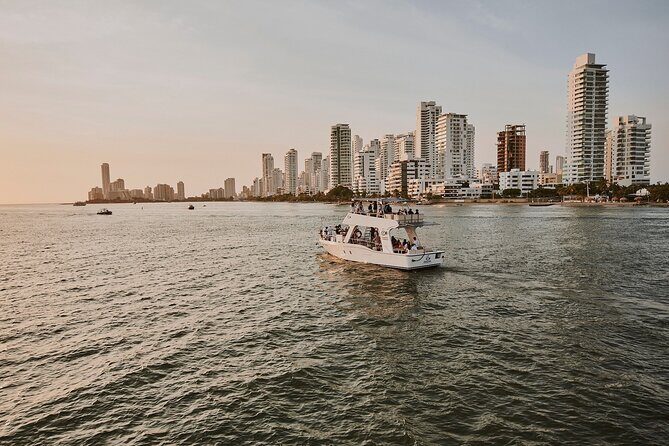 Dinner Cruise Along Cartagena's Bay - Seating, tables for 4–6, and what first-come really means