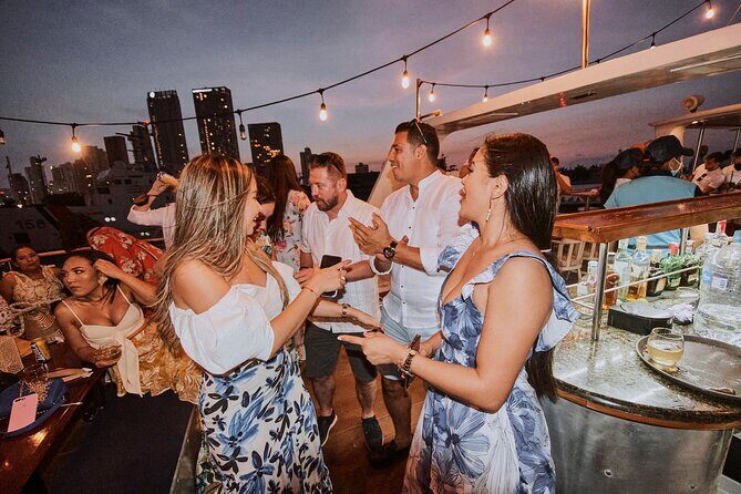Dinner cruise on Cartagena's bay with Sibarita Master - Dinner and wine: four courses, international flavors, and the common surprises