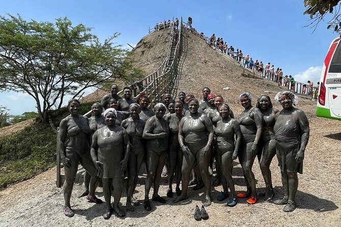 El Totumo mud volcano day tour and eco-friendly hotel - Entering the mud volcano: how the experience is managed