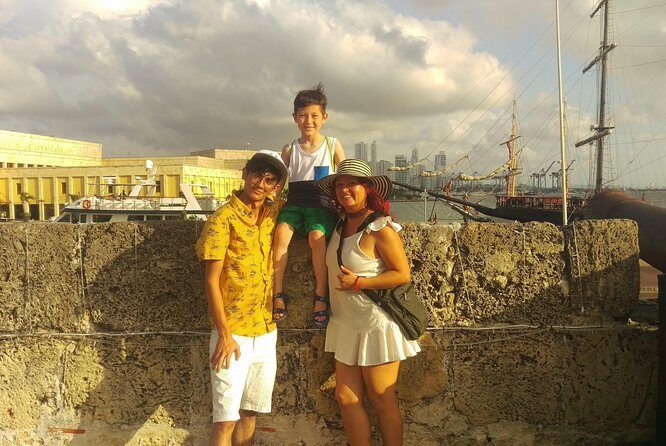 Freetour Cartagena and Gethsemane, Caribbean Heritage and Tradition - Plaza de San Pedro Claver and Baluarte de San Ignacio: faith and fort views