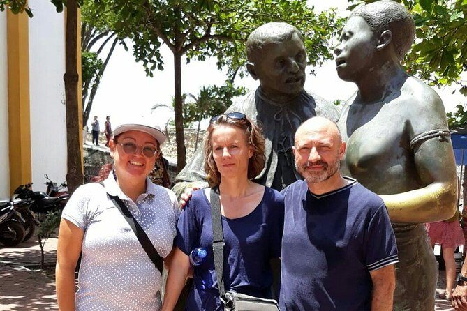 Freetour Cartagena and Gethsemane, Caribbean Heritage and Tradition - Plaza de Bolívar and Catedral de Santa Catalina: the main-stage center