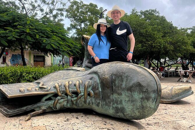 Full BILINGUAL CITYTOUR, Castle Entrance and Monuments - Monumento a los Zapatos Viejos: a photo stop with a poet’s name