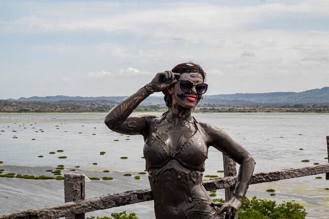 Full-Day Mud Volcano from Cartagena - BackPackers Stop: A First Pause Before the Mud