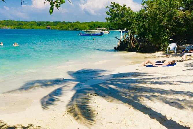 Full day rosario island, cholon, agua azul, baru and free snorkell - Agua Azul: fruit tasting and a calmer beach break