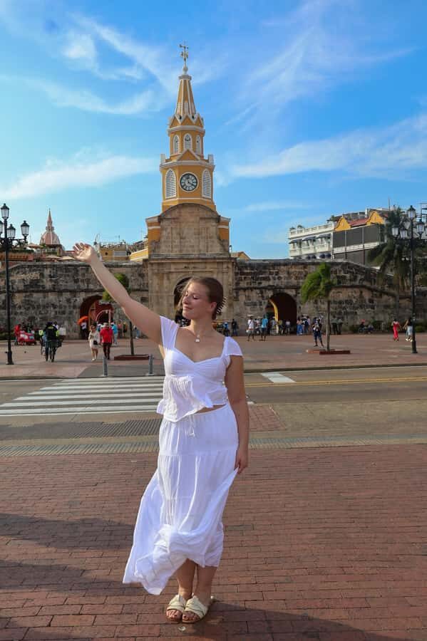Gastronomic tour and professional photos in the old city - Centenario Park photo stops: more than one angle