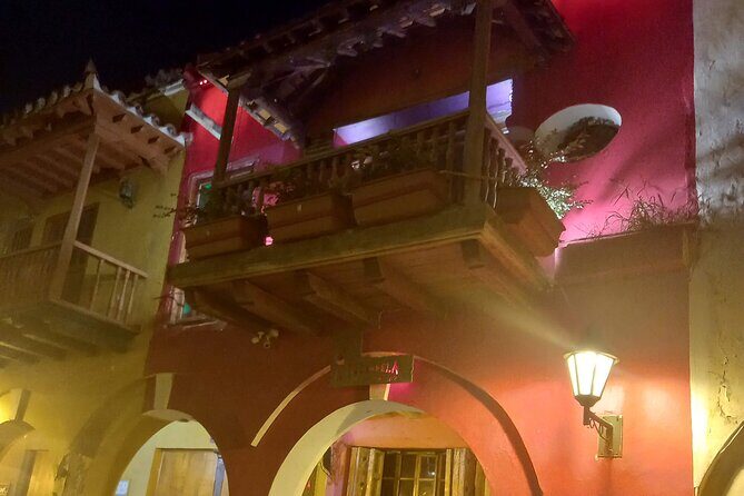 Get the Nightlife vibe in Old City! - Plaza de la Proclamación: folklor music and quick snapshots