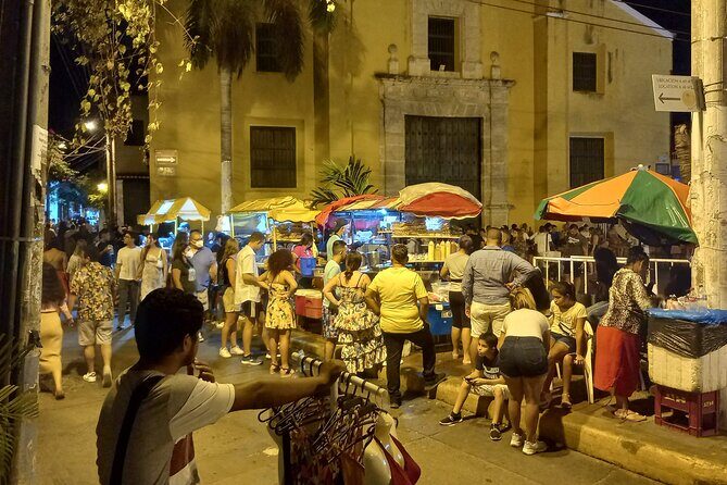 Get the Nightlife vibe in Old City! - Plaza de La Trinidad: live music and that Getsemaní street glow