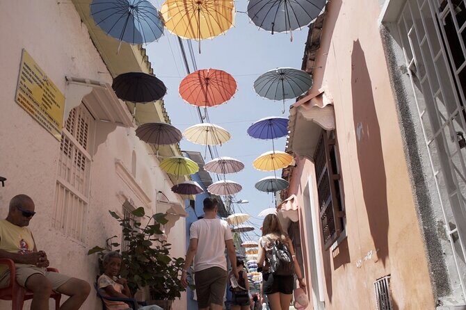 Getsemani neighborhood in group: art and culture with Audio System - Calle de la Sierpe and Calle de San Juan: reading murals like a local