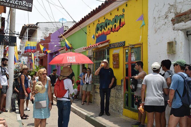 Getsemani neighborhood in group: art and culture with Audio System - Callejón Ancho and Calle de la Lomba: color close enough to feel