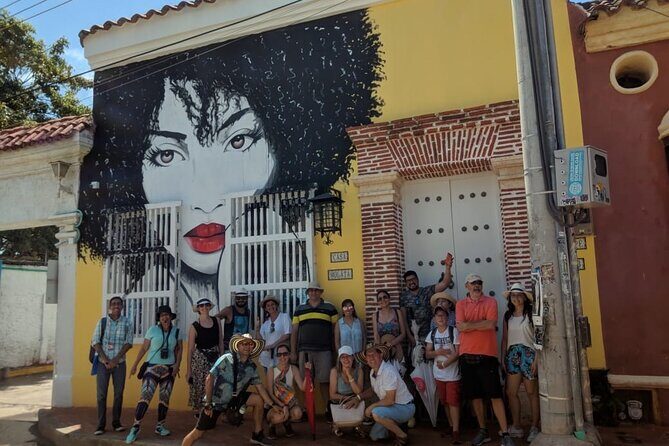 Getsemani neighborhood in group: art and culture with Audio System - Camellón de los Mártires and Parque Centenario: start with viewpoints, not random walls