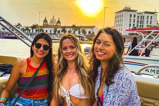 Golden Hours Cartagena : Sunset Boat Ride, Open Bar & Island Party - Meet at Monumento Los Pegasos: fast check-in, clear handoff