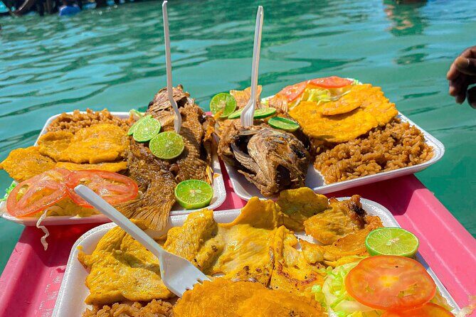 Holiday on the Island of Cholón - Where the fun starts: Torre del Reloj check-in and the sports-boat ride