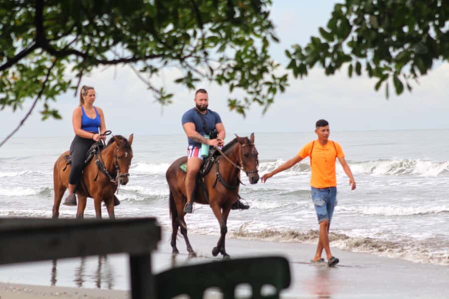 HORSE TOUR IN CARTAGENA BEACH - Break time and the quick photo stop: turning the day into memories