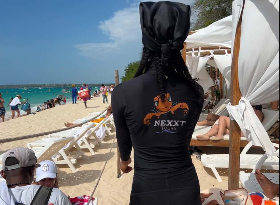 Isla Barú: Beach Club Access and Tour of the National Aviary - Playa Blanca, Barú: Lunch by the Sea and the Trade-Off of Crowds