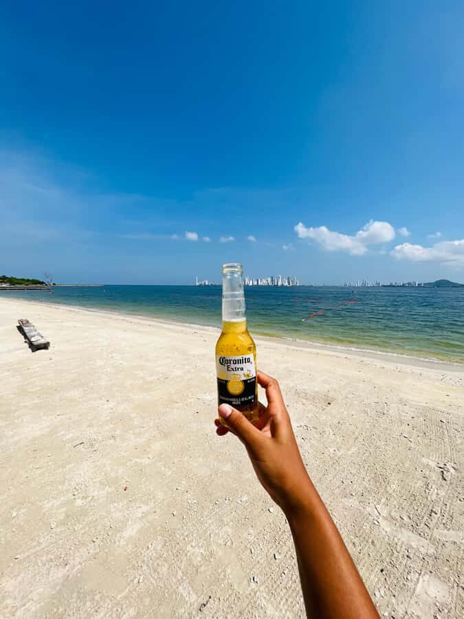 Isla Tierra Bomba beach club: Day Pass with typical food - What to bring for a smooth beach day