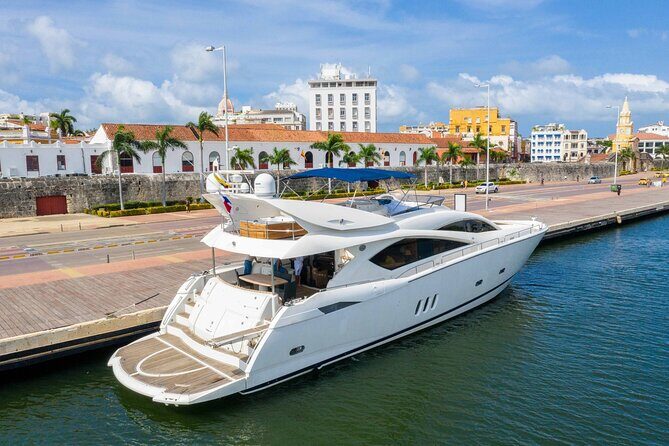 Marlet Sunseeker 82' yacht rental, the largest in Cartagena - Getting on board: Cartagena Nautical Club access and timing