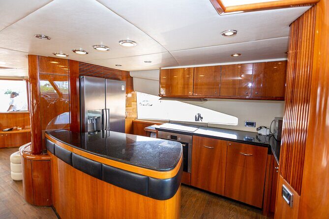 Marlet Sunseeker 82' yacht rental, the largest in Cartagena - Flybridge jacuzzi + onboard comfort: the luxury that’s actually usable