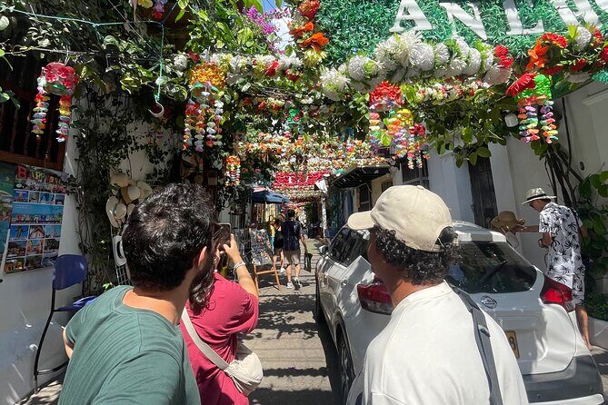 Private City Tours Cartagena Islanders Wall - Getsemaní on foot (or partly panoramic): color with context
