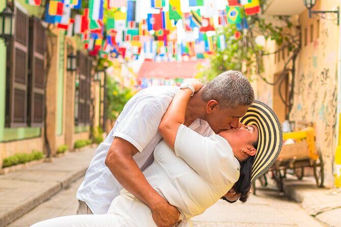 Private Photo Session through the Streets of Cartagena - How the Custom Route Turns You Into the Star