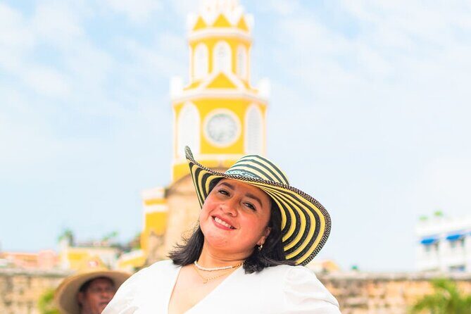 Private Photo Session through the Streets of Cartagena - Parque Centenario: A Calm Pause for Portraits and Finishing Shots