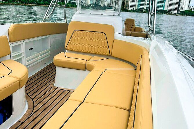Private tour in luxury boat LaMorronga 41' to the Rosario Islands - Pickup and meeting: the smooth-day essentials