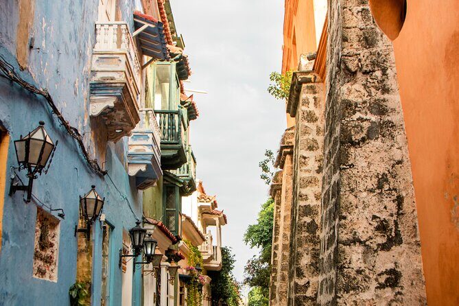 Private Walking Tour in Walled City and Getsemani Cartagena - The heat factor: how to enjoy a 4-hour walking tour