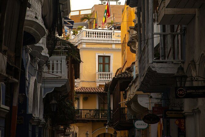 Private Walking Tour Walled City and Getsemaní - Plaza de la Proclamación: independence made local
