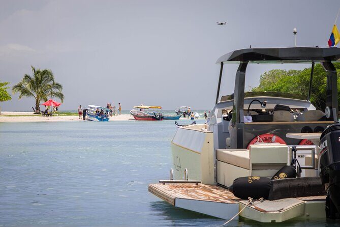 Private Yacht to Islas de Rosario up to 12 people - Getting on the water: pickup at 8:00 and a boat that’s ready