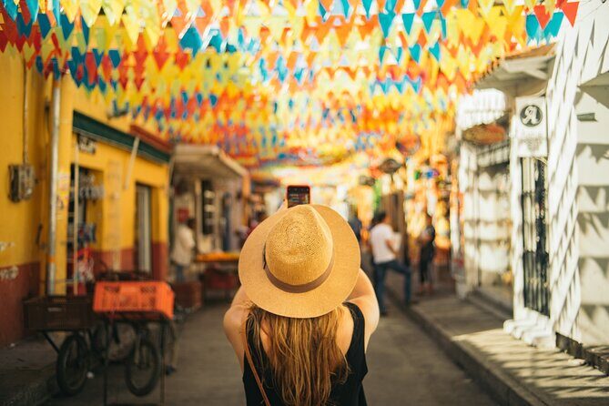 San Felipe Castle and Getsemani Walking Tour with tickets - Getsemaní start: Plaza de la Trinidad and the black umbrella