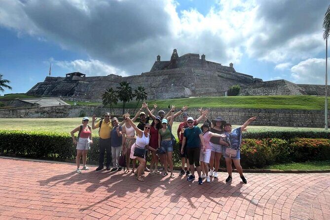 San Felipe Castle and Getsemani Walking Tour with tickets - Getsemaní murals: the rebellious past you can actually see
