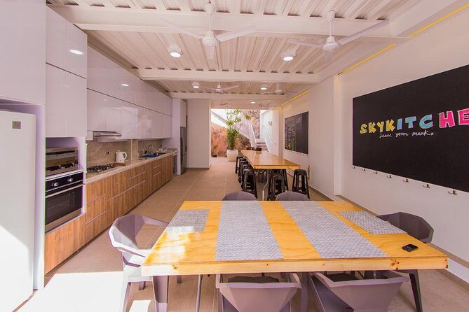 SkyKitchen 4 Course Cooking Class - Finding SkyKitchen Cartagena: the green gate in El Centro