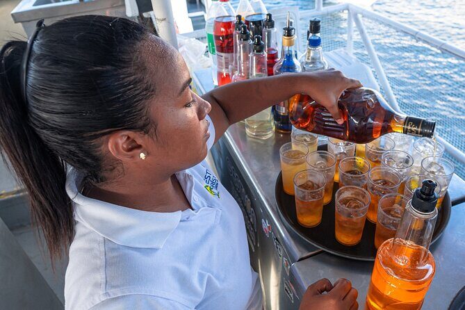 Sunset in Cartagena Bay with Boat Dances and Bar - How the boat dances work: DJ, dance show, and dance classes