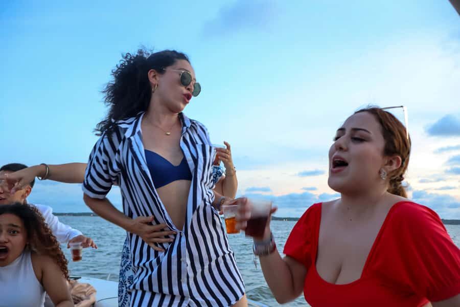 The best sunset tour in the bay: Open bar party & fun - Open bar details: rum, aguardiente, and the drinks that keep it moving