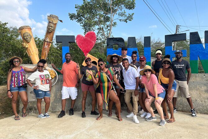 Tour a san Basilio de Palenque desde cartagena - Kid Pambele statue and the village restaurant stop