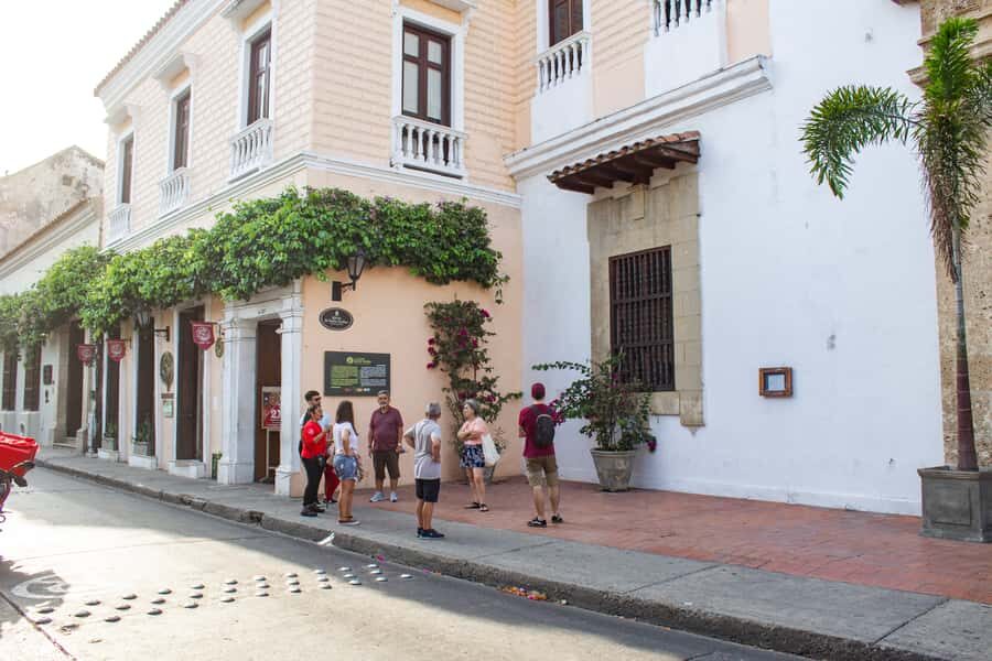 Tour Compartido de Gabriel García Marquez en Cartagena - Colonial streets and house fronts: spotting the details that shaped his imagination