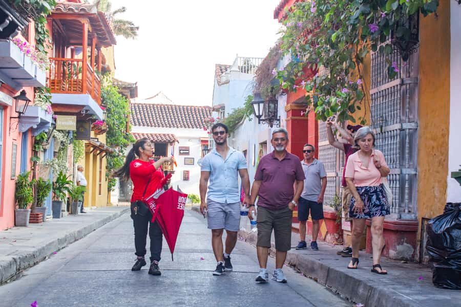 Tour Compartido de Gabriel García Marquez en Cartagena - Starting near Botero’s Gertrudis: the easiest way to get oriented