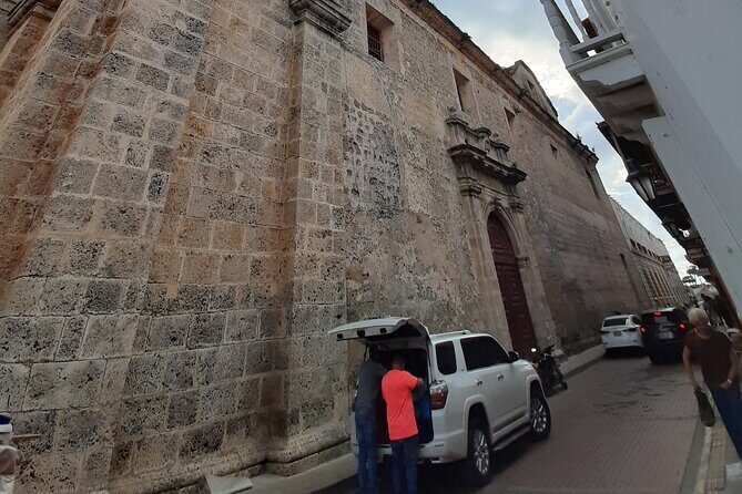 Tour in Chiva 5 hours through the City of Cartagena - Inside the Walled City: San Pedro Square, Plaza de la Aduana, and the Clock Tower