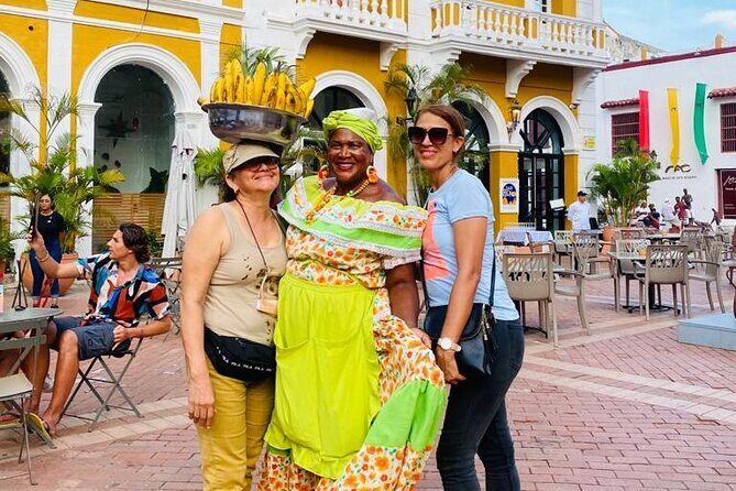 Tour in Chiva 5 hours through the City of Cartagena - Castillo de San Felipe de Barajas: one included ticket, one unforgettable stop
